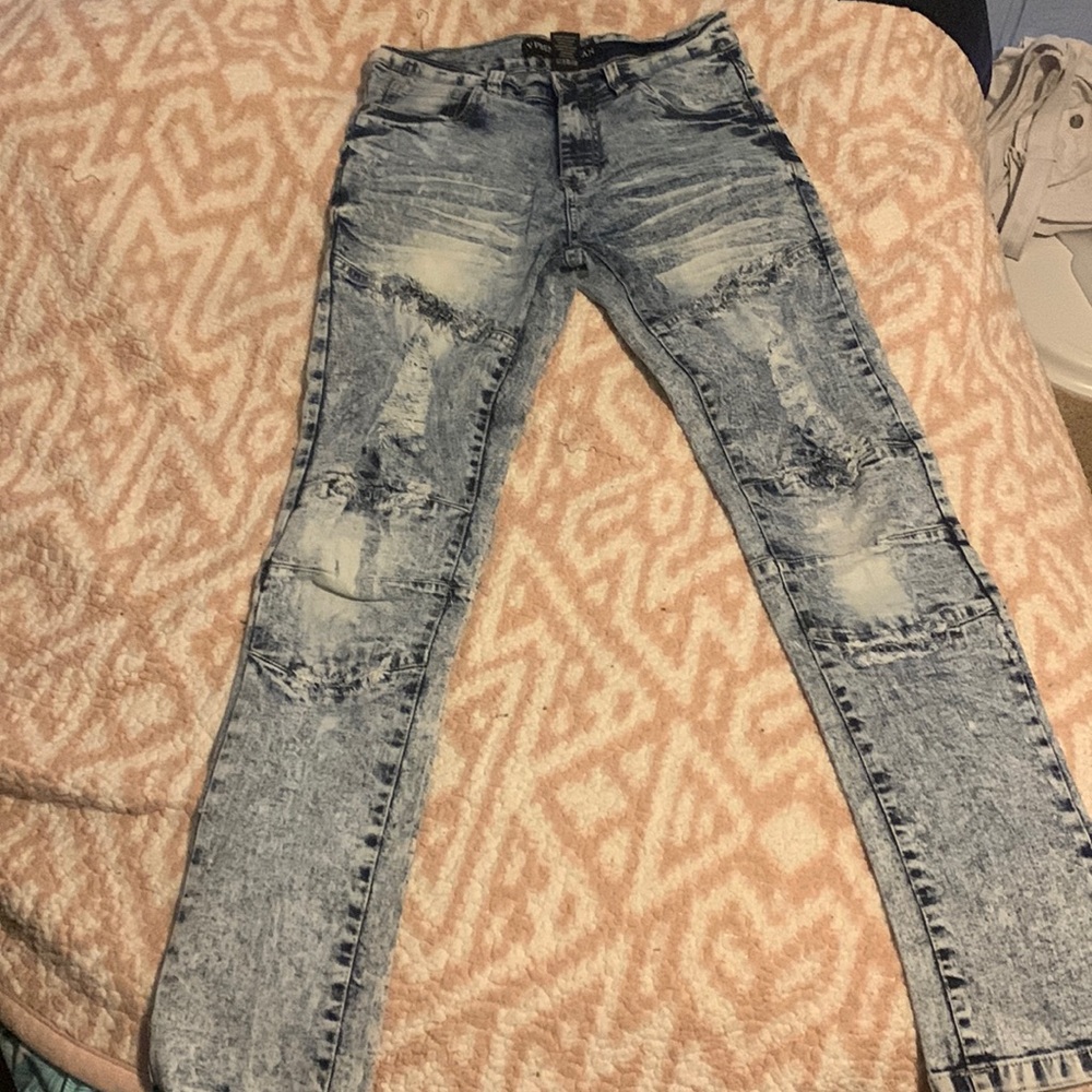 Whitewashed skinny jeans: